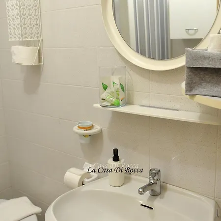 アパート La Casa Di Rocca カステル・ディ・サングロ